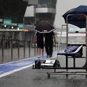 Formula One World Championship: Williams FW32 nose cone in the rain