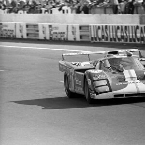 Le Mans 24 Hours: Mike Parkes / Henri Pescarolo Scuderia Filipinetti Ferrari 512 F retired from the race after 13 hours with a rear suspension