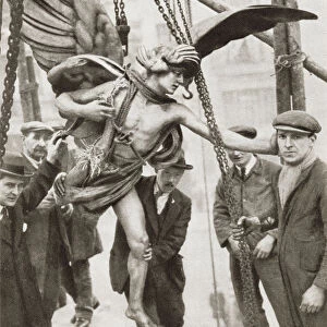 The Removal Of The Statue Of Eros From Piccadilly Circus, London, England In 1925 During The Reconstruction Of The Underground Railway Station. From The Story Of 25 Eventful Years In Pictures, Published 1935