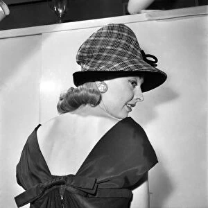1960s Hat Fashions. June 1960 M4406-004