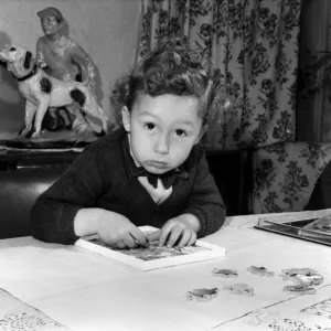 Alan Goldshaker aged 3 making up his jigsaw puzzles. October 1953 D5977-001