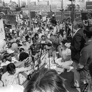 Arthur Scargill of the NUM talks with miners on strike 1984