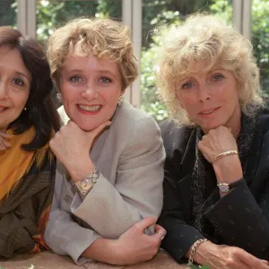 BILLIE WHITELAW AND MADHUR JAFFREY AND MICHELLE HOLMES - TV SERIES FIRM FRIENDS