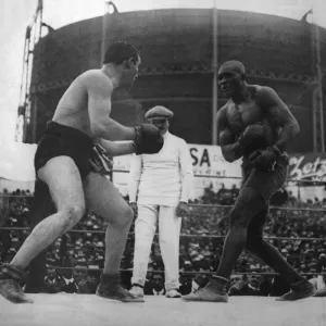 Boxing. Jack Johnson v. Tommy Burns in Sydney, Australia. 26th December 1908