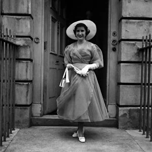 Corinna Robinson - "Deb". Elegant Lady About Town. June 1952 C2997