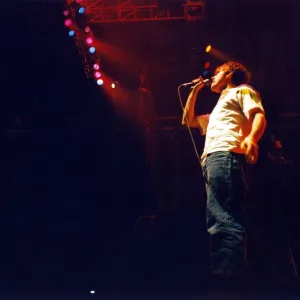 Damon Albarn of Blur performs at the Newcastle Arena. 08 / 12 / 95