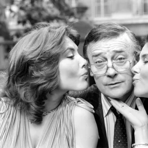 Edward Woodward actor with Hilary Tindall (left) and Amanda Kemp (right