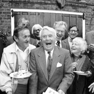 Ernie Wise unveils the plaque May 1992 on the house in Grey Close Hampstead