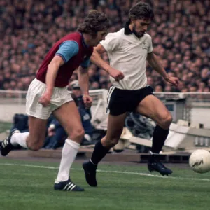 FA Cup Final West Ham v Fulham May 1975 Viv Busby of Fulham tries to find away