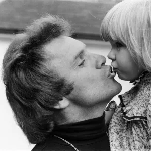 Freddie Starr at home with his daughter Donna. 29th September 1978