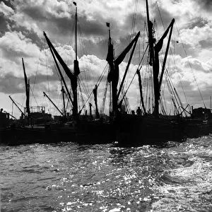 London Views Thames River 1945-1950 Barges & ships at the pool Circa 1947