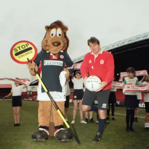 Middlesbrough player John Hendrie and Roary the Lion, with help from youngsters