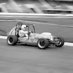 Mini Grand Prix: White City Stadium: Graham Hill. March 1975 75-01610