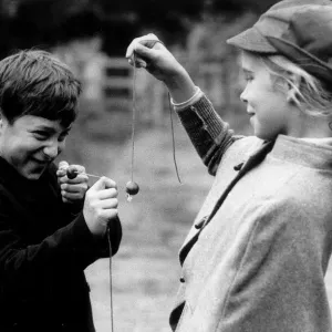 Giocchi tradizionali Conkers Lisa Allpress si prende su Nicholas Dutt in un gioco di. Giocchi tradizionali Conkers Lisa Allpress si prende su Nicholas Dutt in un gioco di.