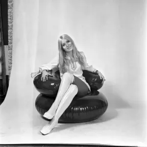 Eva Haraldsted, ancienne petite-amie du footballeur George Best en robe de soirée blanche. Eva Haraldsted, ancienne petite-amie du footballeur George Best en robe de soirée blanche.