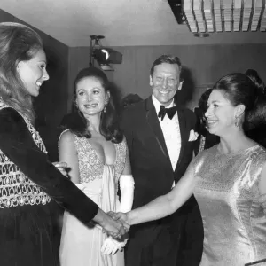 La princesse Margaret serrant la main avec Camilla Sparv qui joue dans le film. La princesse Margaret serrant la main avec Camilla Sparv qui joue dans le film.