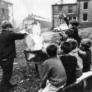 Un groupe d'enfants risque de se blesser en jouant avec le feu sur un terrain vague à Beaumont Street. Un groupe d'enfants risque de se blesser en jouant avec le feu sur un terrain vague à Beaumont Street.
