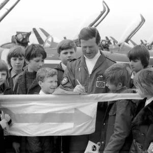El décimo cumpleaños de los famosos Red Arrows: En una de las cabinas del Arrows. El décimo cumpleaños de los famosos Red Arrows: En una de las cabinas del Arrows.