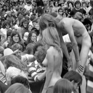 Los hippies: nudismo: desnudos en Hyde Park. La chica y su novio que se desvistieron desnudos. Los hippies: nudismo: desnudos en Hyde Park. La chica y su novio que se desvistieron desnudos.
