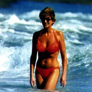 Diana, princesse de Galles dans l'eau à Indian Castle Beach pendant son séjour à Nevis. Diana, princesse de Galles dans l'eau à Indian Castle Beach pendant son séjour à Nevis.