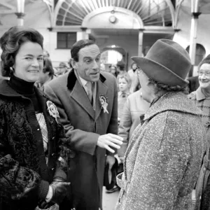 Jeremy Thorpe, líder del partido liberal, sostiene una conferencia de prensa antes de partir. Jeremy Thorpe, líder del partido liberal, sostiene una conferencia de prensa antes de partir.