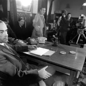 Jeremy Thorpe, líder del partido liberal, da una conferencia de prensa antes de zarpar. Jeremy Thorpe, líder del partido liberal, da una conferencia de prensa antes de zarpar.
