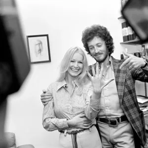 Estrella de TV: Robert Powell se casa con Babs Lord. Septiembre 1975 S Estrella de TV: Robert Powell se casa con Babs Lord. Septiembre 1975 S