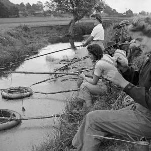 Land Army Girls Learn Eel Clotting, Axbridge Print 1943 Land Army Girls Learn Eel Clotting, Axbridge Print 1943