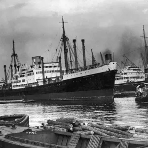 Le Beaverbrae, navire canadien qui a mis en grève des milliers de dockers de Londres. Le Beaverbrae, navire canadien qui a mis en grève des milliers de dockers de Londres.