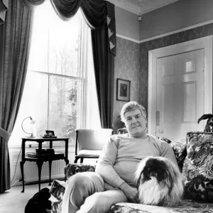 Peter Purves février 1991 ancien animateur de Blue Peter. Photographié en train de se détendre à. Peter Purves février 1991 ancien animateur de Blue Peter. Photographié en train de se détendre à.