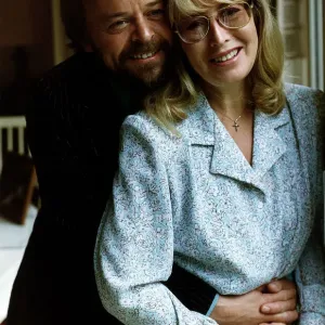 Cynthia Lennon, primera esposa de John Lennon con su esposo Jim Christie. Cynthia Lennon, primera esposa de John Lennon con su esposo Jim Christie.