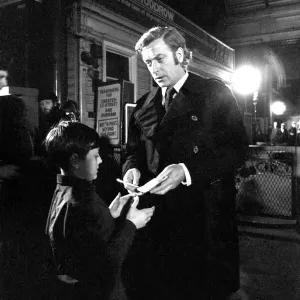 La leyenda del cine Michael Caine en la estación central de Newcastle durante el rodaje de Get Carter. La leyenda del cine Michael Caine en la estación central de Newcastle durante el rodaje de Get Carter.