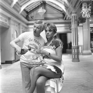 John Inman (Sr. Humphries) y Wendy Richard (Sra. Brahms). John Inman (Sr. Humphries) y Wendy Richard (Sra. Brahms).