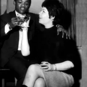 El cantante de pop Danny Williams en ene 1968 con su esposa Carole. El cantante de pop Danny Williams en ene 1968 con su esposa Carole.