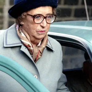 Schauspielerin Thora Hird, die Edie Pegden in der britischen Situationskomödie-Serie des BBC „Last of“ spielt Schauspielerin Thora Hird, die Edie Pegden in der britischen Situationskomödie-Serie des BBC „Last of“ spielt