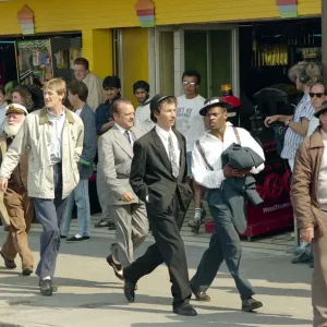 Nur Trottel und Pferde-Darsteller gehen entlang der Seepromenade am Margate-Strand während. Nur Trottel und Pferde-Darsteller gehen entlang der Seepromenade am Margate-Strand während.