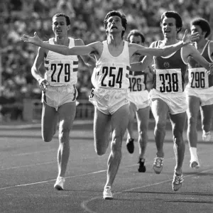 Moskau Olympische Spiele britischer Athlet Sebastian Coe feiert als er überquert Moskau Olympische Spiele britischer Athlet Sebastian Coe feiert als er überquert