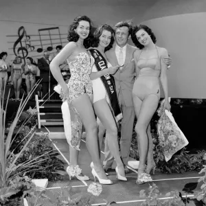 Cantante británico y actor Gary Miller con reinas de belleza de izquierda a derecha: Gail Sheridan. Cantante británico y actor Gary Miller con reinas de belleza de izquierda a derecha: Gail Sheridan.