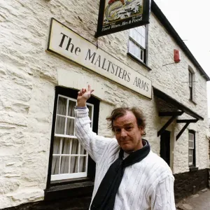 Keith Floyd Televisión Chef fuera De The Maltsters Arms cerca de Totnes Devon *** Local. Keith Floyd Televisión Chef fuera De The Maltsters Arms cerca de Totnes Devon *** Local.