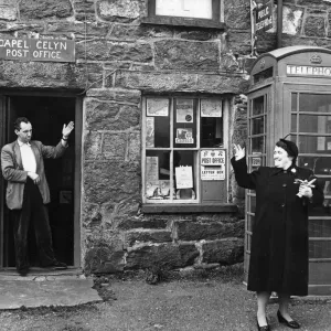 La vallée de Tryweryn - M. Jones Parry, le postier, en face de son bureau de poste à Capel Celyn. La vallée de Tryweryn - M. Jones Parry, le postier, en face de son bureau de poste à Capel Celyn.
