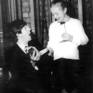 Paul McCartney firma un autógrafo para la niña de nueve años Caroline Helme de Tile Hill. Paul McCartney firma un autógrafo para la niña de nueve años Caroline Helme de Tile Hill.