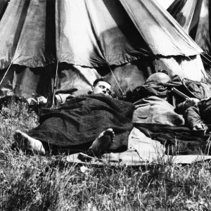 La evacuación de Dunkerque Evacuación de BEF desde Dunkerque tropas cansadas duermen en un campamento después de su. La evacuación de Dunkerque Evacuación de BEF desde Dunkerque tropas cansadas duermen en un campamento después de su.