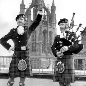 El bailarín de Highland Dick Harrison y el piper Bill Hughes teniendo una última práctica antes de que. El bailarín de Highland Dick Harrison y el piper Bill Hughes teniendo una última práctica antes de que.