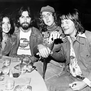 Izquierda a derecha Olivia Arias, el ex beatle George Harrison, Eric Idle. Izquierda a derecha Olivia Arias, el ex beatle George Harrison, Eric Idle.