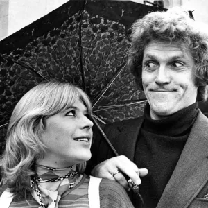 La cantante Marianne Faithfull y Peter Gilmore apareciendo en The Rainmaker en Sunderland. La cantante Marianne Faithfull y Peter Gilmore apareciendo en The Rainmaker en Sunderland.