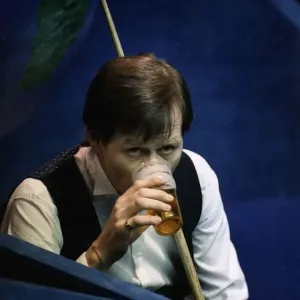 El jugador de snooker Alex Higgins durante un partido bebiendo una pinta de cerveza. El jugador de snooker Alex Higgins durante un partido bebiendo una pinta de cerveza.