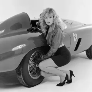 La modelo de glamour Caroline Delahunty se posa junto a un Ferrari. 19 de abril de 1988. La modelo de glamour Caroline Delahunty se posa junto a un Ferrari. 19 de abril de 1988.