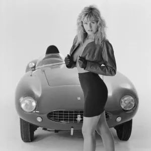 La modelo de glamour Caroline Delahunty se posa junto a un Ferrari. 19 de abril de 1988. La modelo de glamour Caroline Delahunty se posa junto a un Ferrari. 19 de abril de 1988.