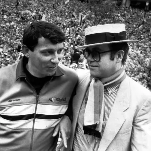 El gerente de Watford, Graham Taylor, comparte un momento histórico con su presidente Elton John. El gerente de Watford, Graham Taylor, comparte un momento histórico con su presidente Elton John.