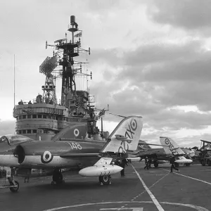 Aerei Fleet Air Arm Supermarine Scimitar e Fairey Gannet sulla piattaforma di volo. Aerei Fleet Air Arm Supermarine Scimitar e Fairey Gannet sulla piattaforma di volo.